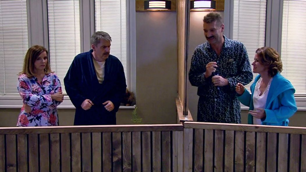 Hokejista Anaheimu Ducks Nick Ritchie (vpravo) a hráč Edmontonu Oilers Slovák Andrej Sekera (v popredí) bojujú o puk.