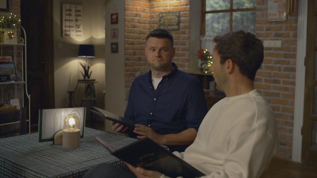 Moderátor Vlado Varecha v seriáli Mama na prenájom