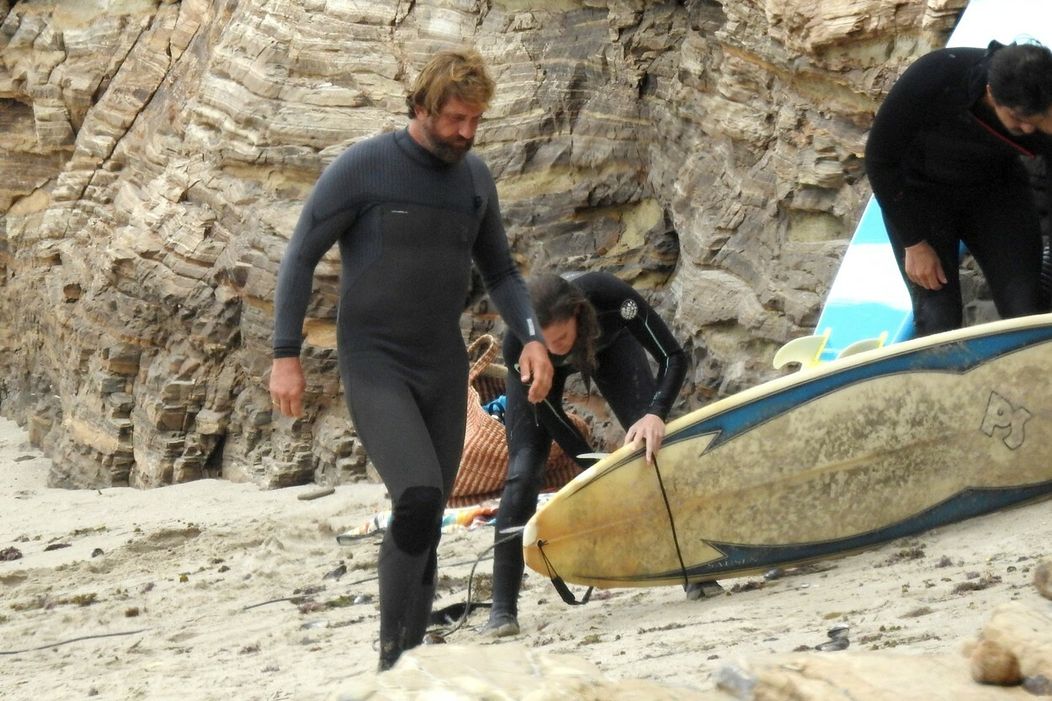 Gerard Butler na pláži v Malibu
