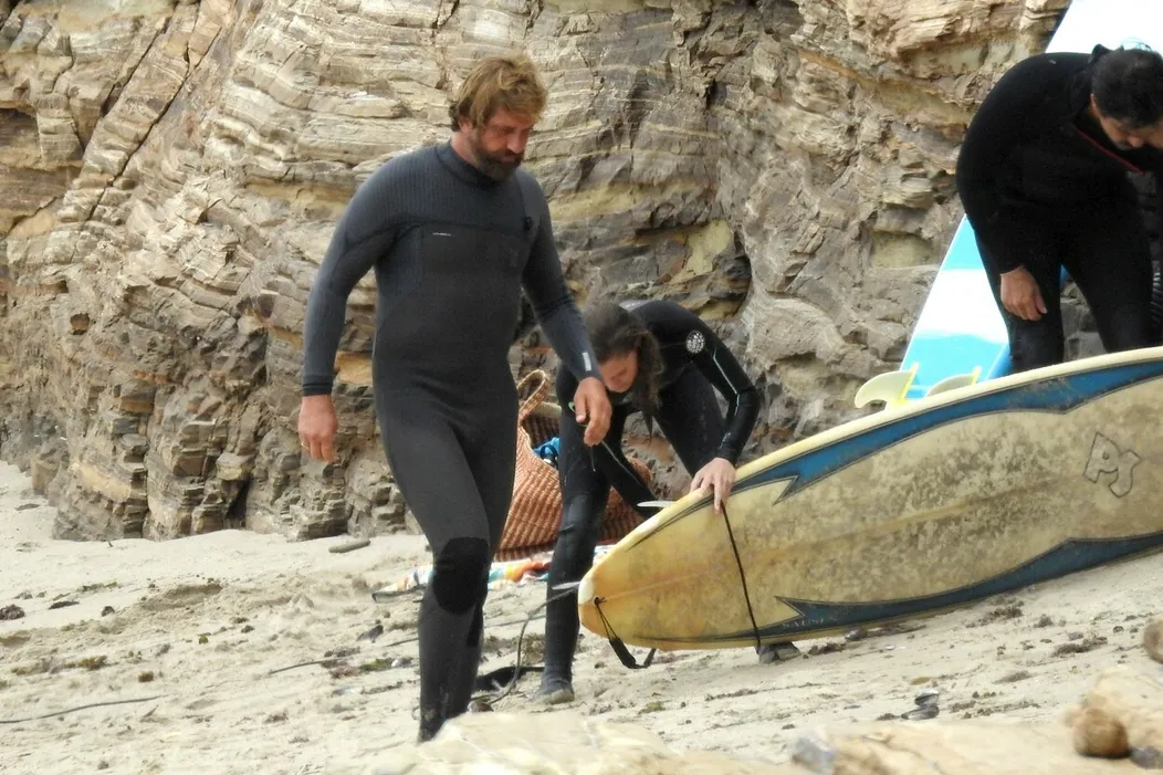 Gerard Butler na pláži v Malibu