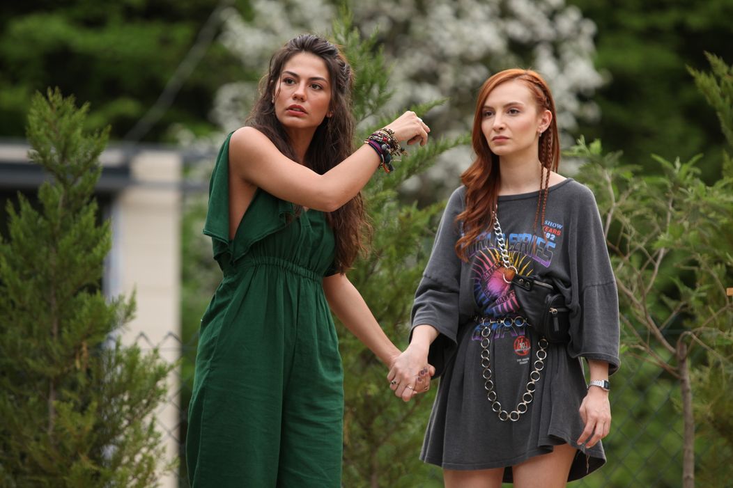 Başak Gümülcinelioğlu v seriáli S hlavou v oblakoch