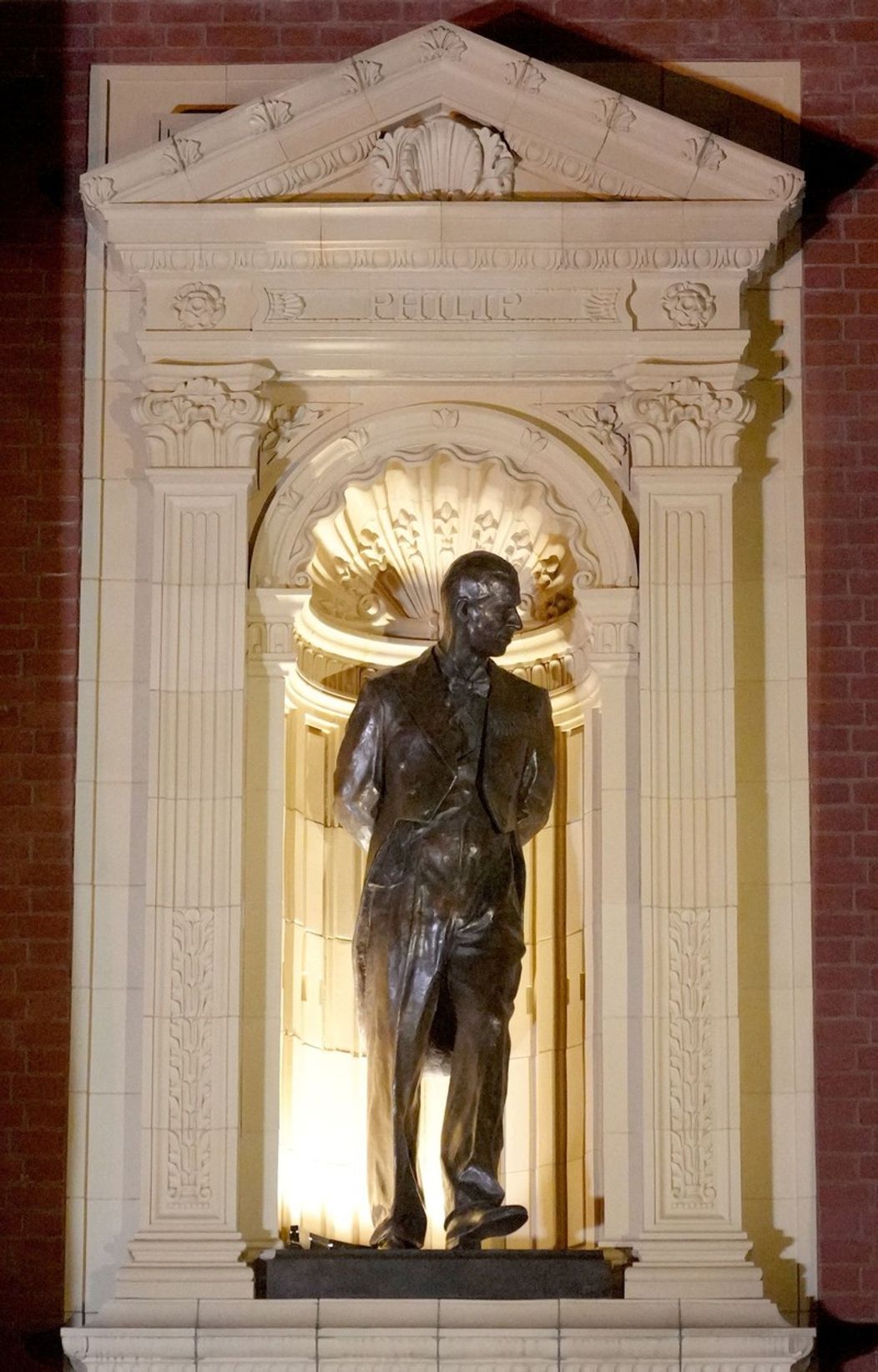 Britský kráľ Karol III. odhalil sochy svojich rodičov - zosnulej kráľovnej Alžbety II. a zosnulého princa Philipa - na vstupnom priečelí londýnskej Royal Albert Hall