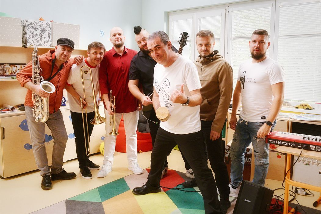 V Oteckoch účinkuje skupina Polemic.