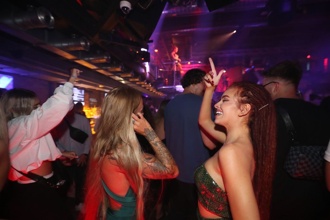 Rachel si s priateľkou si užila divoký Survivor večierok