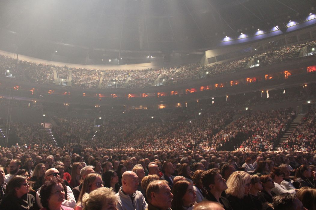 Andrea Bocelli vo vypredanej O2 arene v Prahe