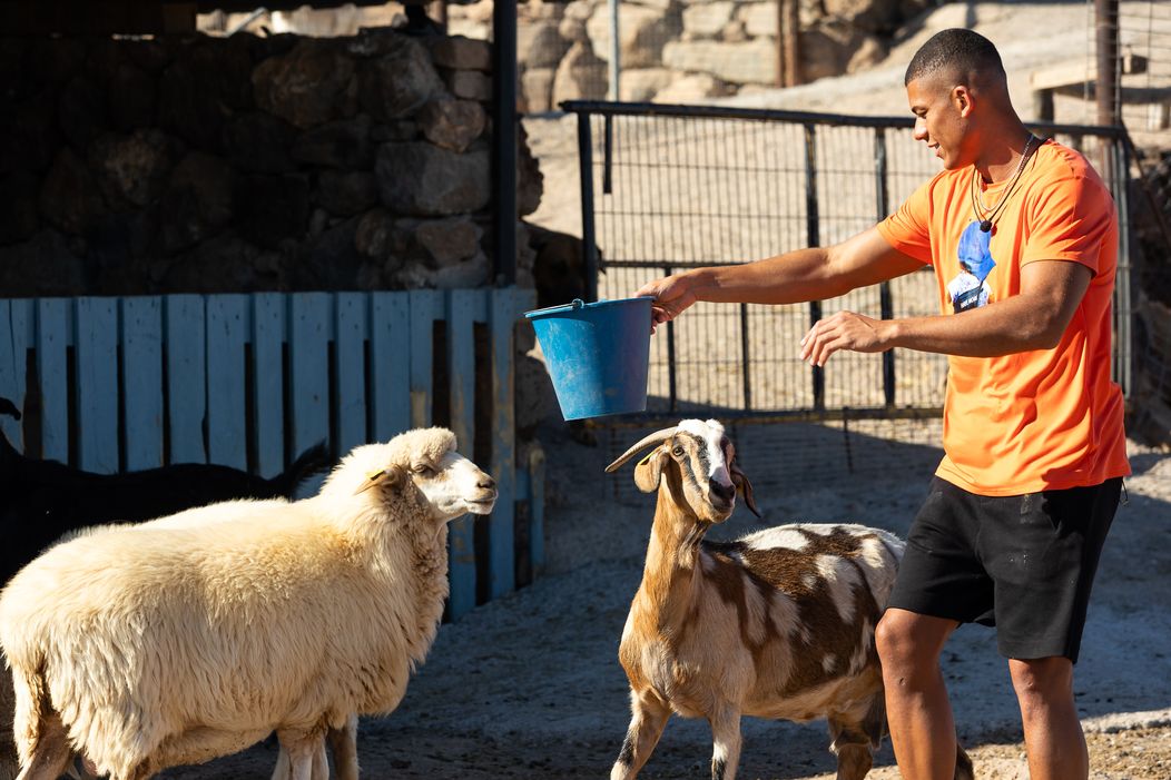 Rachel a Claude si z vily vyšli na rande.
