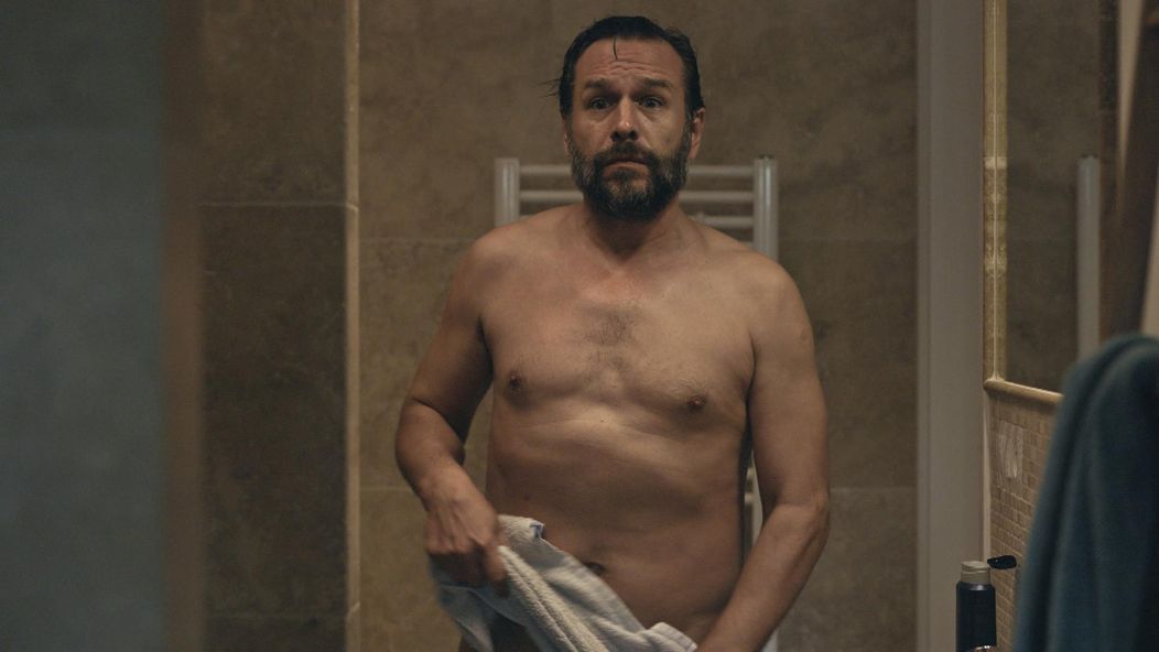 Nikol prekvapila Adama v kúpeľni v tej najnevhodnejšej chvíli.