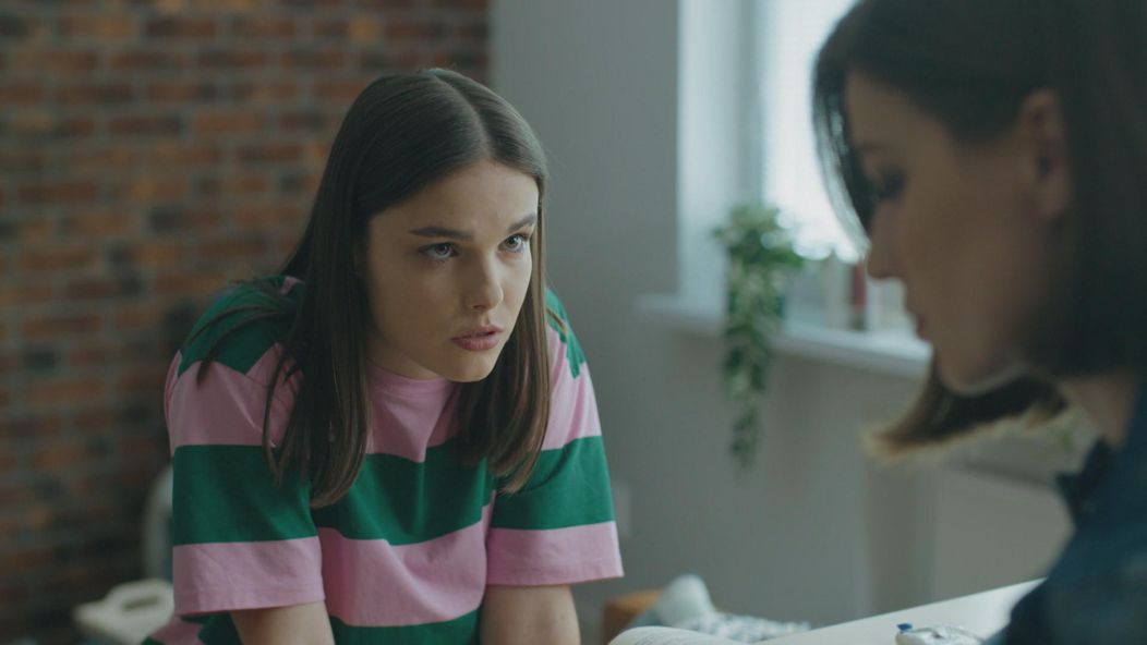 Martina (Adela Dukátová) pracuje ako sekundárka, no v nemocnici tají, že sfalšovala lekársky diplom.