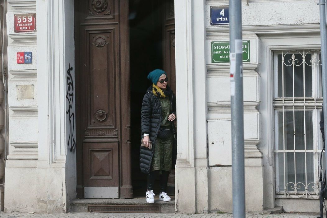 Katy Perry vychádzala z hercovho prenajatého bytu. 