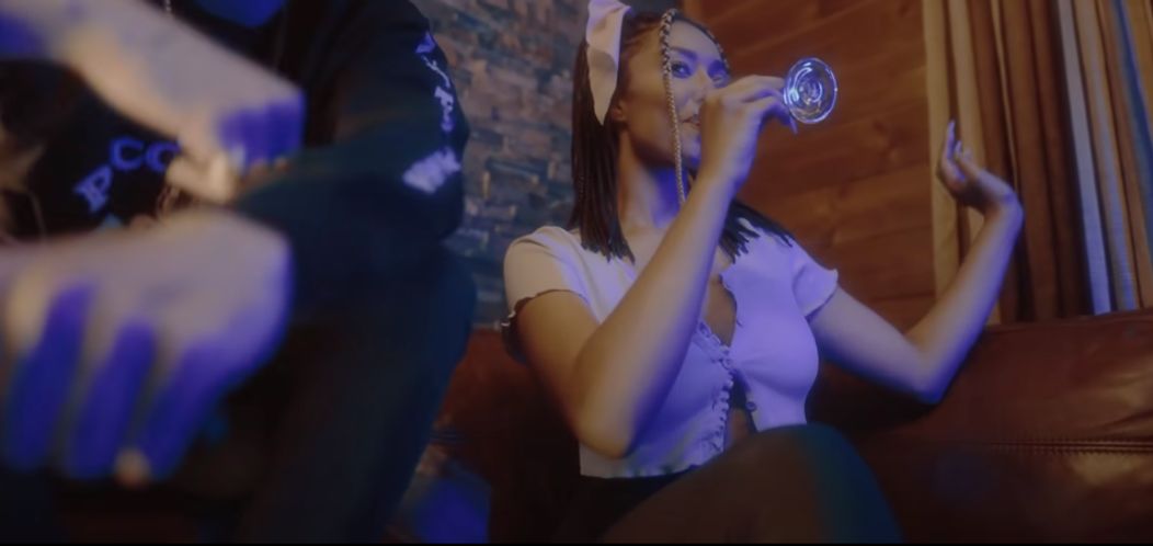 Aicha vo videoklipe7.png