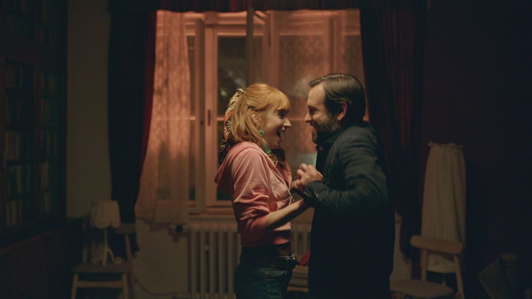 Adam (Kamil Mikulčík) sa postaral o to, aby mala Nikol (Táňa Pauhofová) prvú spomienku na nové bývanie peknú.