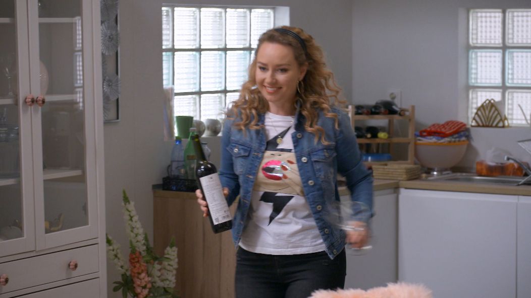 Petra má konečne pánsku návštevu.