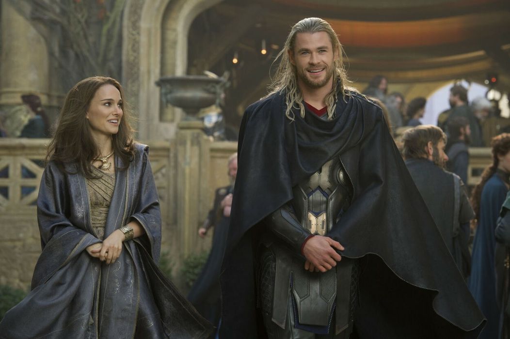 Natalie Portman a Chris Hemsowrth vo filme Thor: Temný svet.