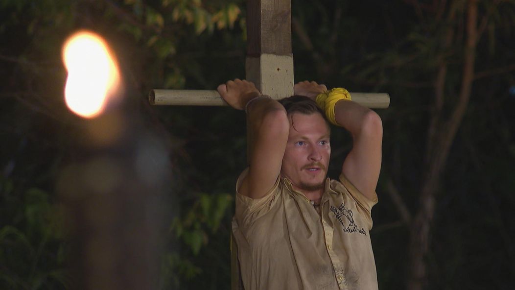 Na poslednej kmeňovej rade dostal najviac hlasov Tomáš a v dueli mu na Mikýřa nestačili sily.