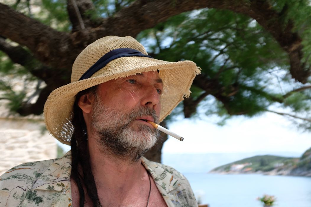 Na svete je trailer debutového filmu Samuela Spišáka Smolu nosíš ty, láska