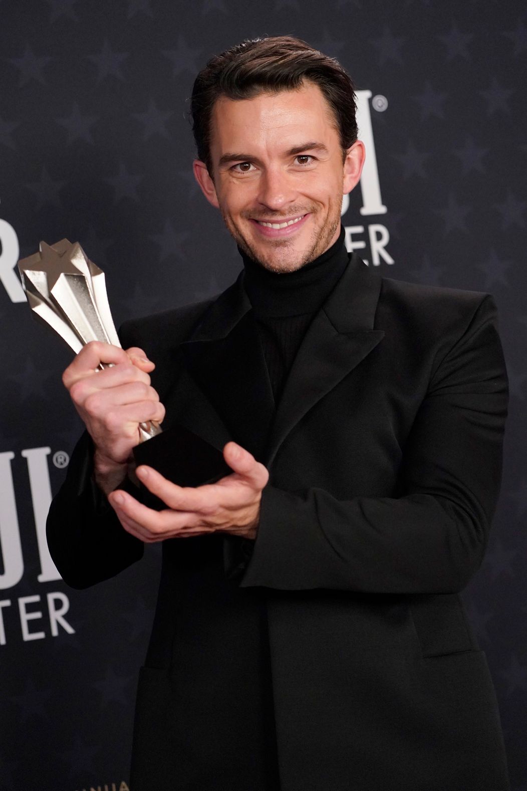 Jonathan Bailey na Critics Choice Awards 2023