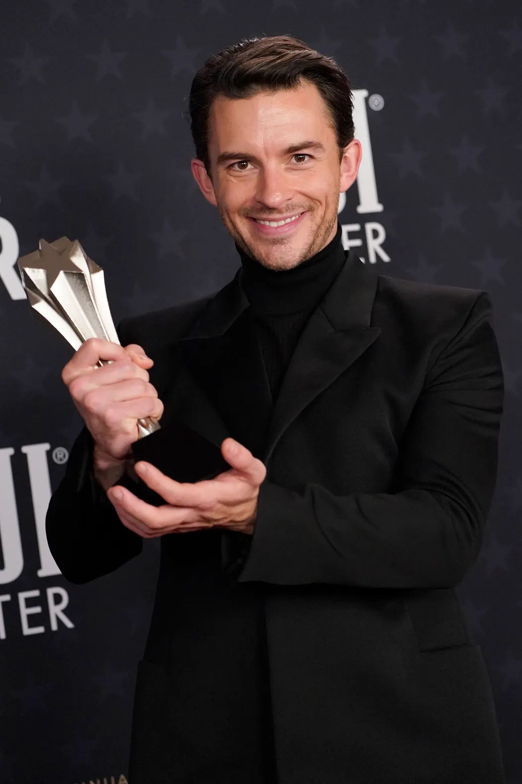 Jonathan Bailey na Critics Choice Awards 2023