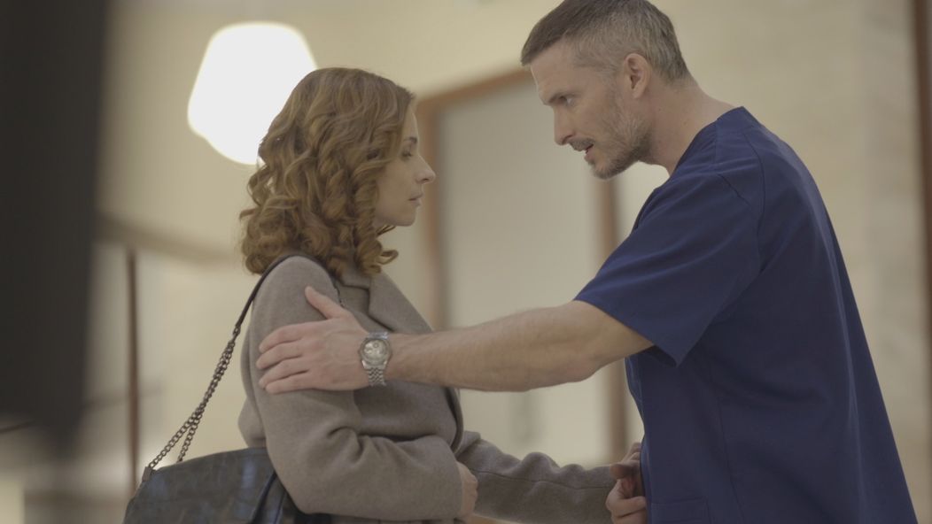 Adela náhle skolabuje.