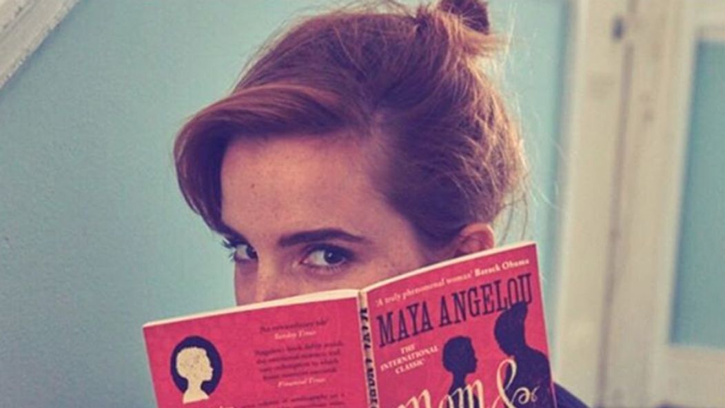 Emma takto zdieľa svoje obľúbené knihy na sociálnych sieťach.