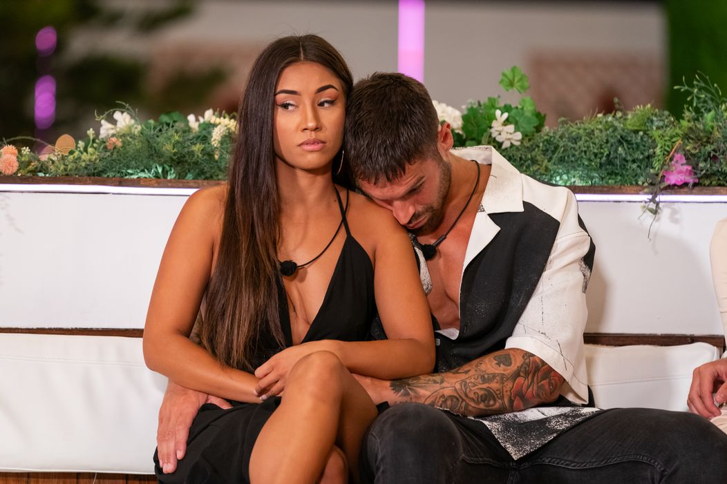 Love Island po recouplingu a následnom dumpingu opustili naraz dva páry - Natálie a Matěj a Adriana a Oliver.