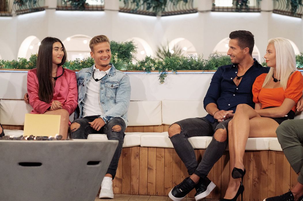 Naomi a Sam, Martin a Laura