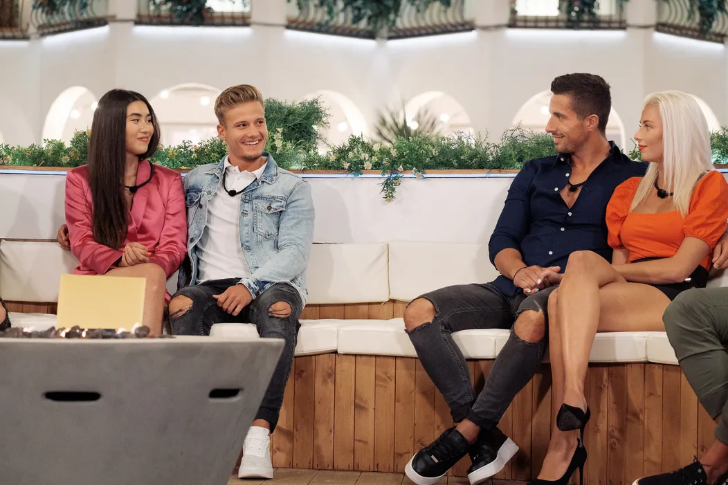 Naomi a Sam, Martin a Laura