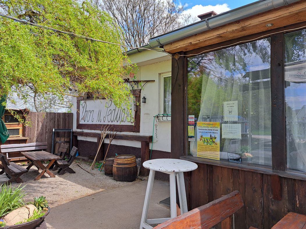 Na nože - Dvor u Sedliaka