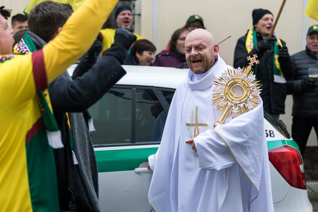 Ľuboš Kostelný v seriáli Svätý Max ako farár 
