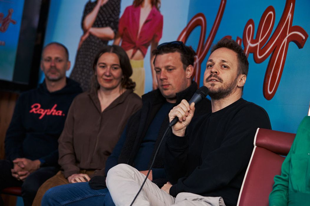 Zábery z tlačovej konferencie k premiére filmu Kavej, ktorá sa konala v železničnom vagóne