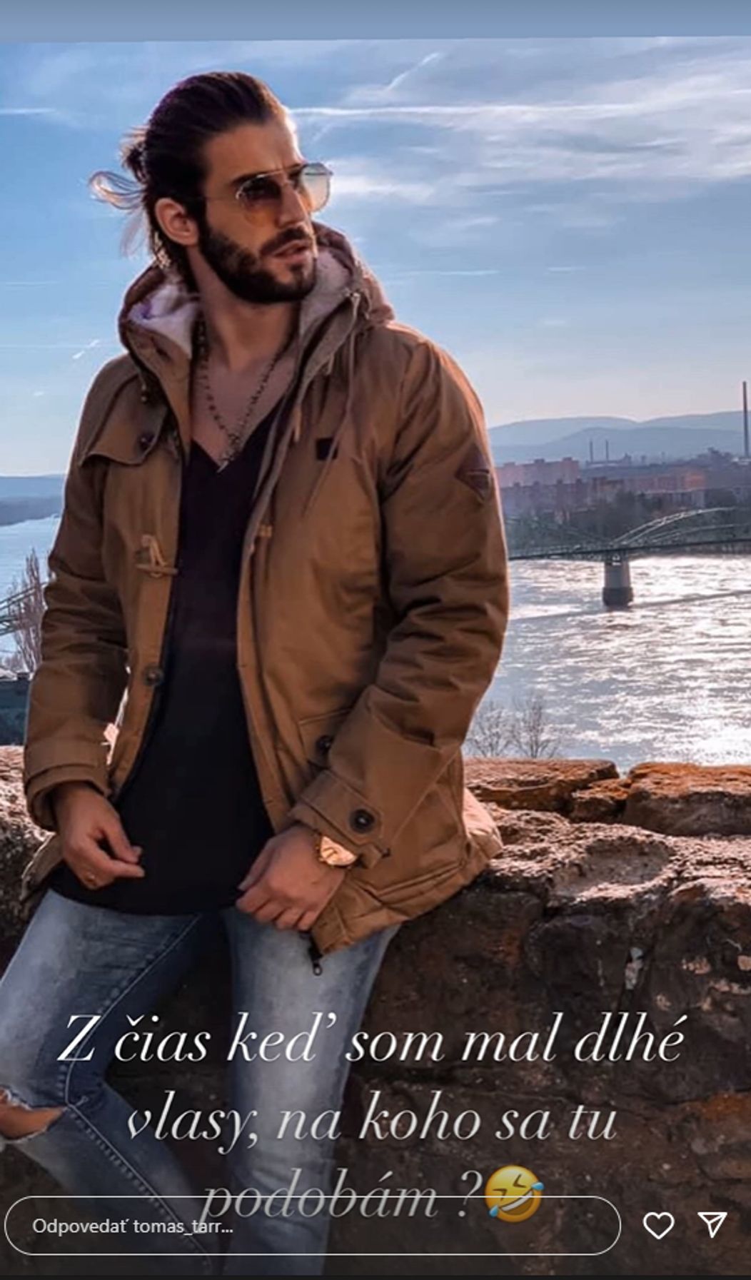 Tomáš Tarr s dlhými vlasmi