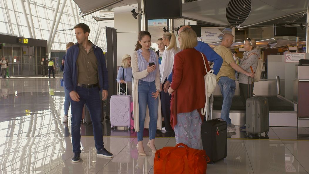 Gréta a Tomáš idú na letisko hľadať dievčatá.