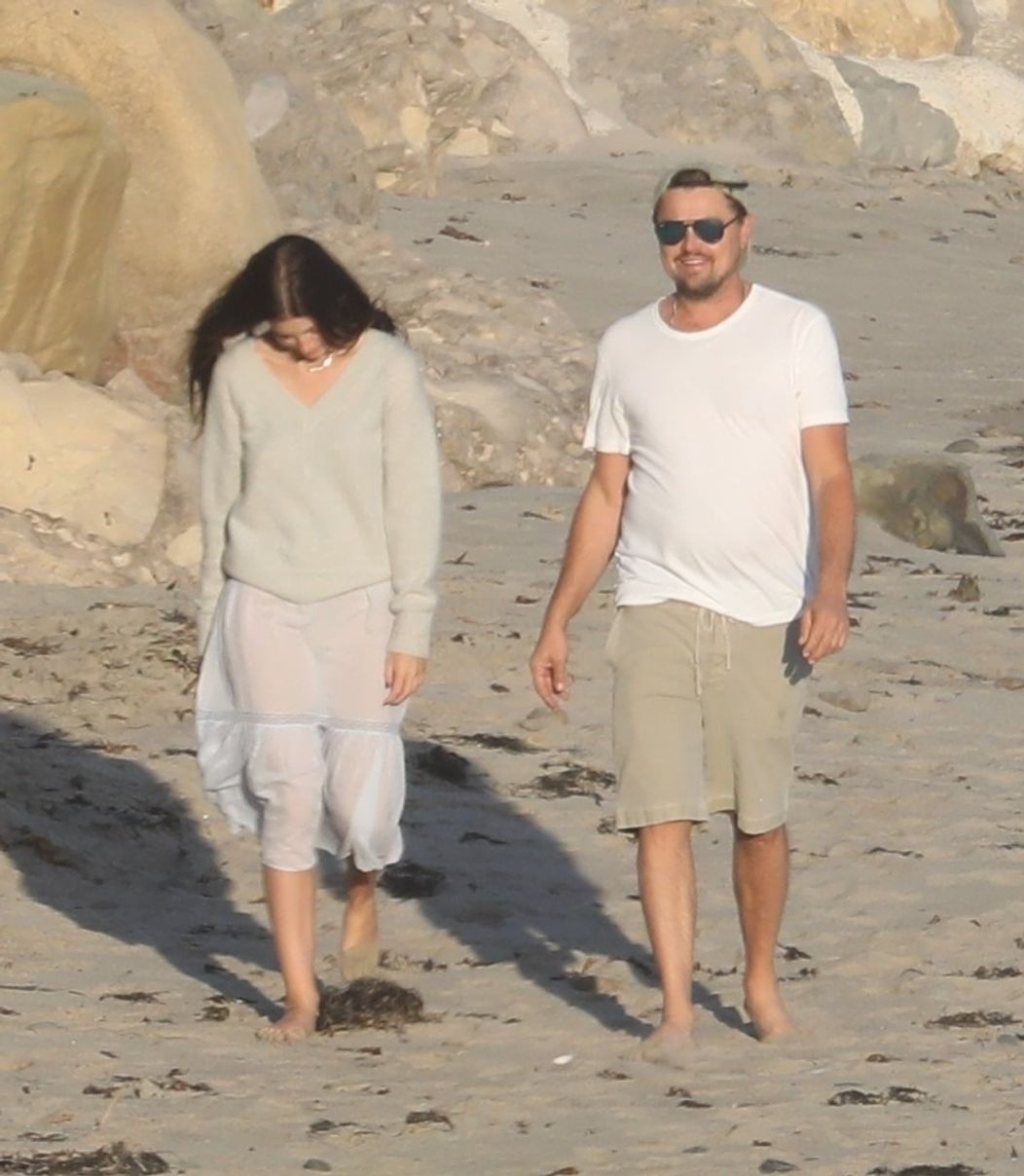 Leo a Camila na pláži v Malibu