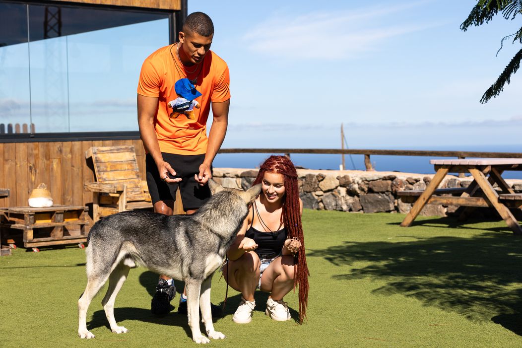 Rachel a Claude si z vily vyšli na rande.