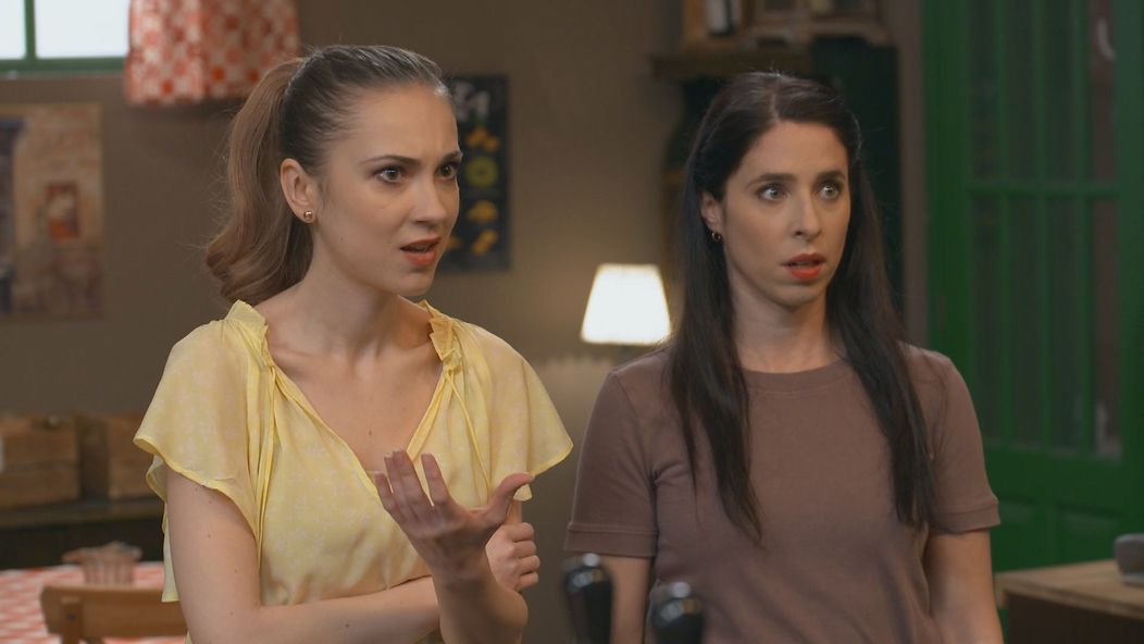 Lenka (Mária Schumerová) a Simča (Zuzka Porubjaková)