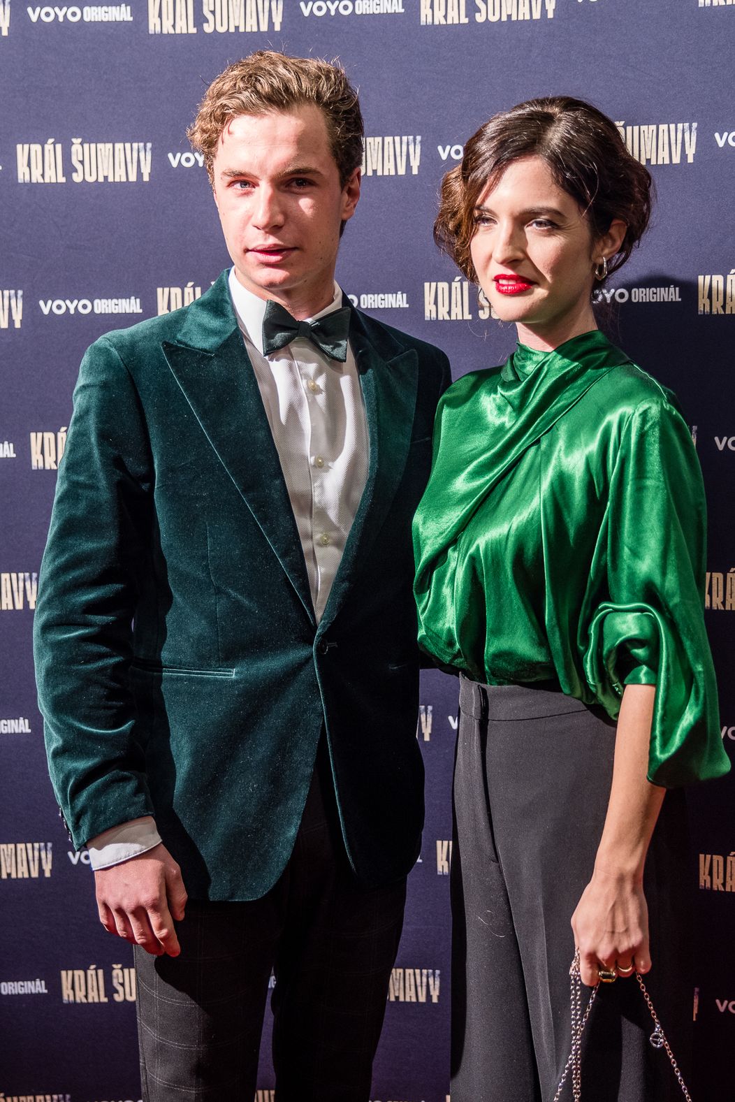 Oskar Hes a Kristýna Ryška na premiére Kráľa Šumavy