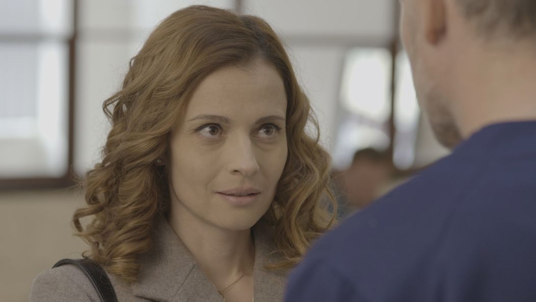 Adela náhle skolabuje.