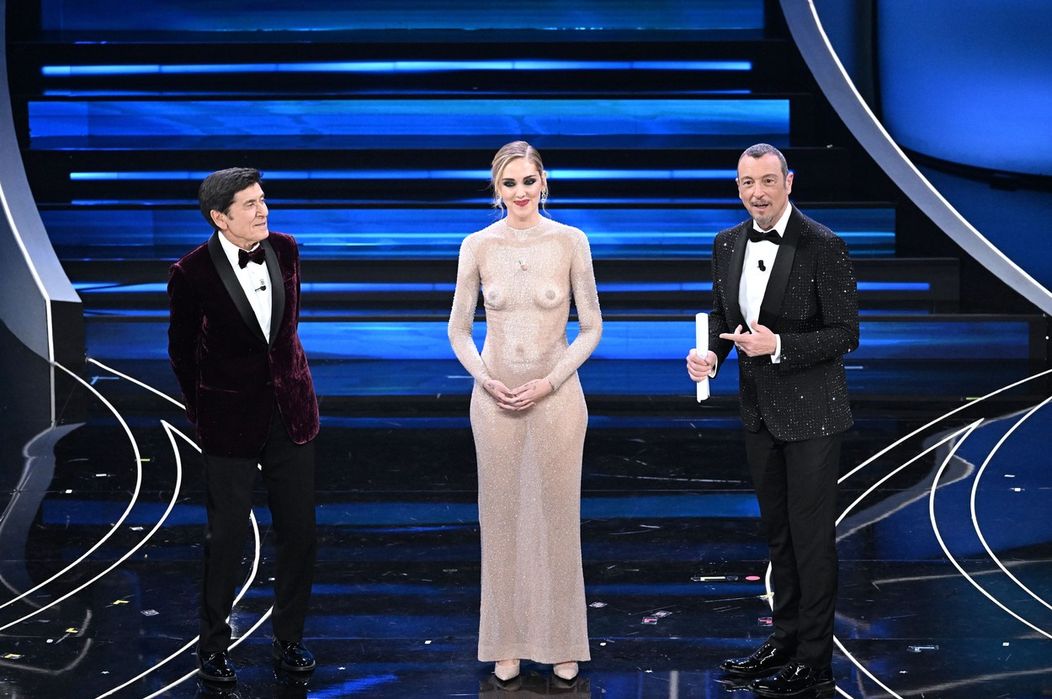 Chiara Ferragni, Amadeus a Gianni Morandi počas 73. ročníka hudobného festivalu Sanremo