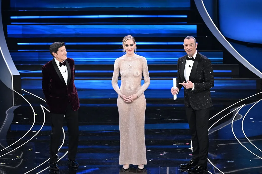 Chiara Ferragni, Amadeus a Gianni Morandi počas 73. ročníka hudobného festivalu Sanremo
