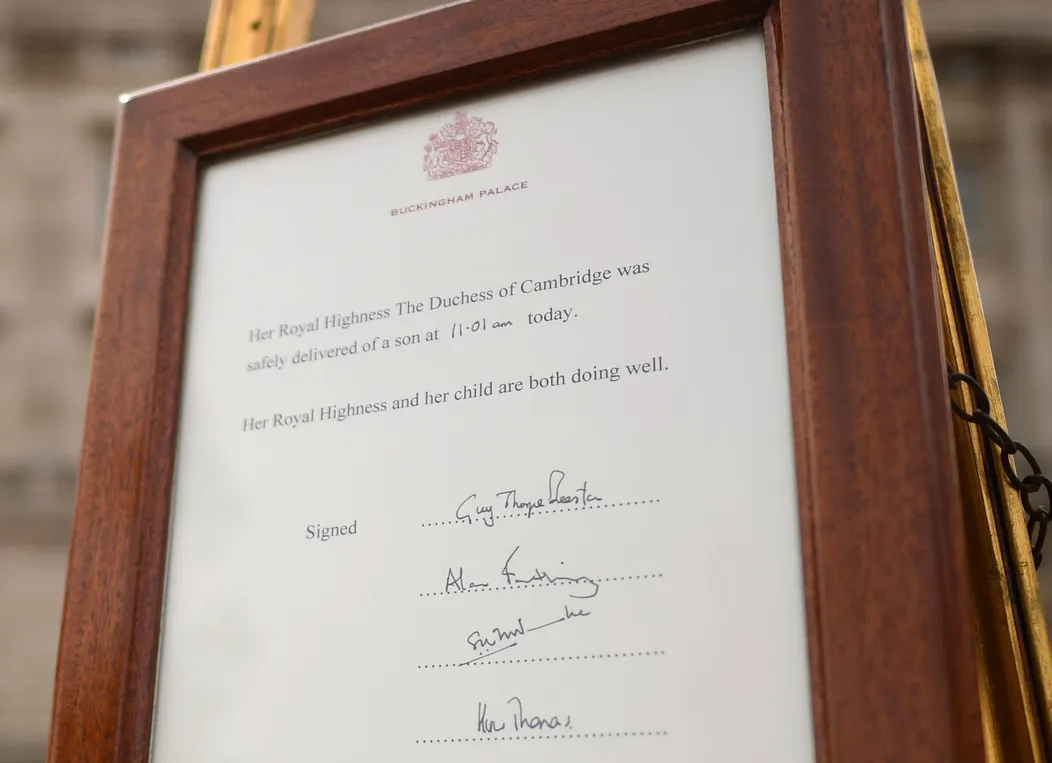 Oficiálny list, v ktorom potvrdili správu o narodení kráľovského dieťaťa, vystavili pred Buckinghamský palác na ornamentálny zla