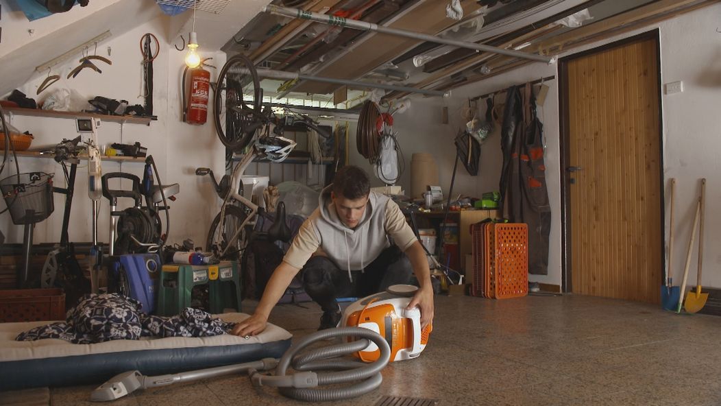 Samo chce pomôcť opravou vysávača.