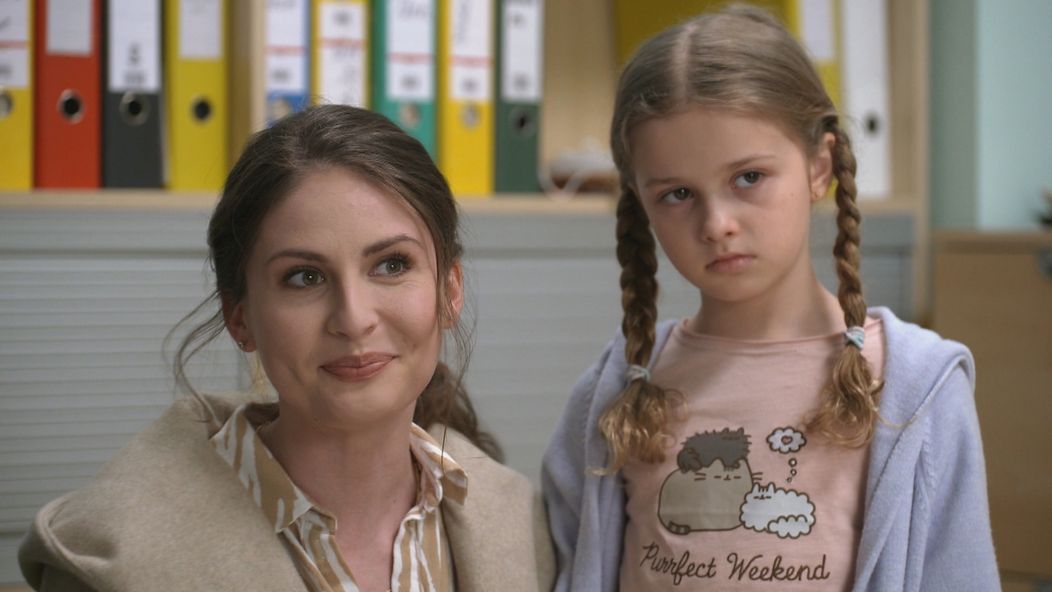 Gréta (Alžbeta Bartošová) a Lujza (Zoe Kachútová)