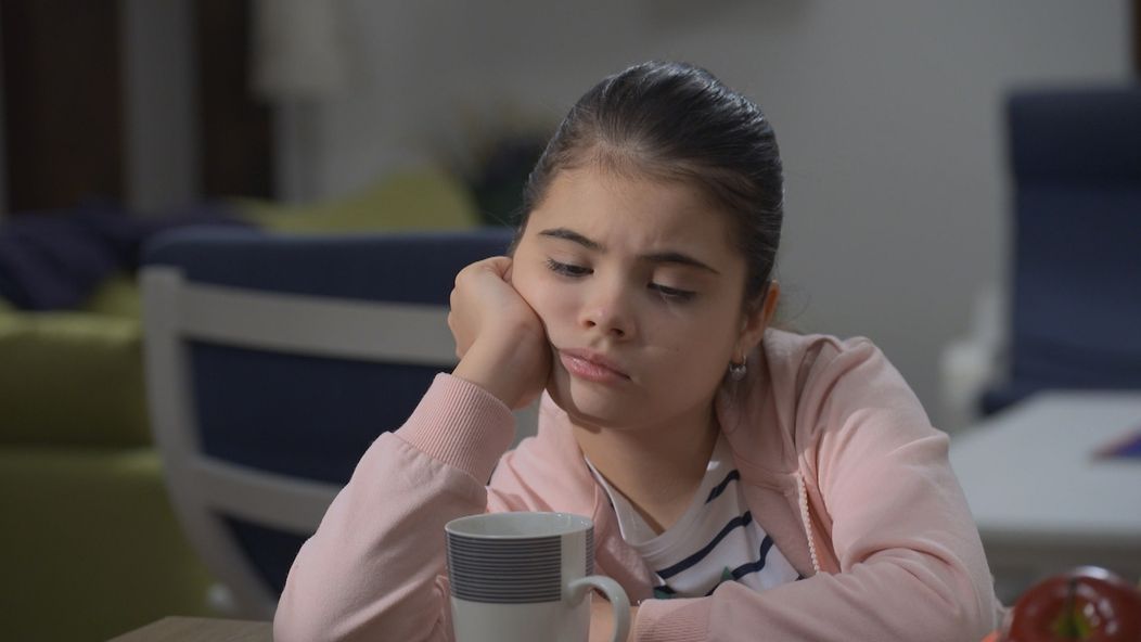 Julka (Laura Gavaldová) sa do školy neteší.