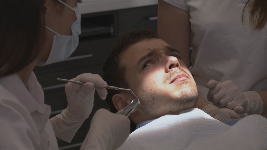 So zatvorenými ústami sa zub vytrhnúť nedá.