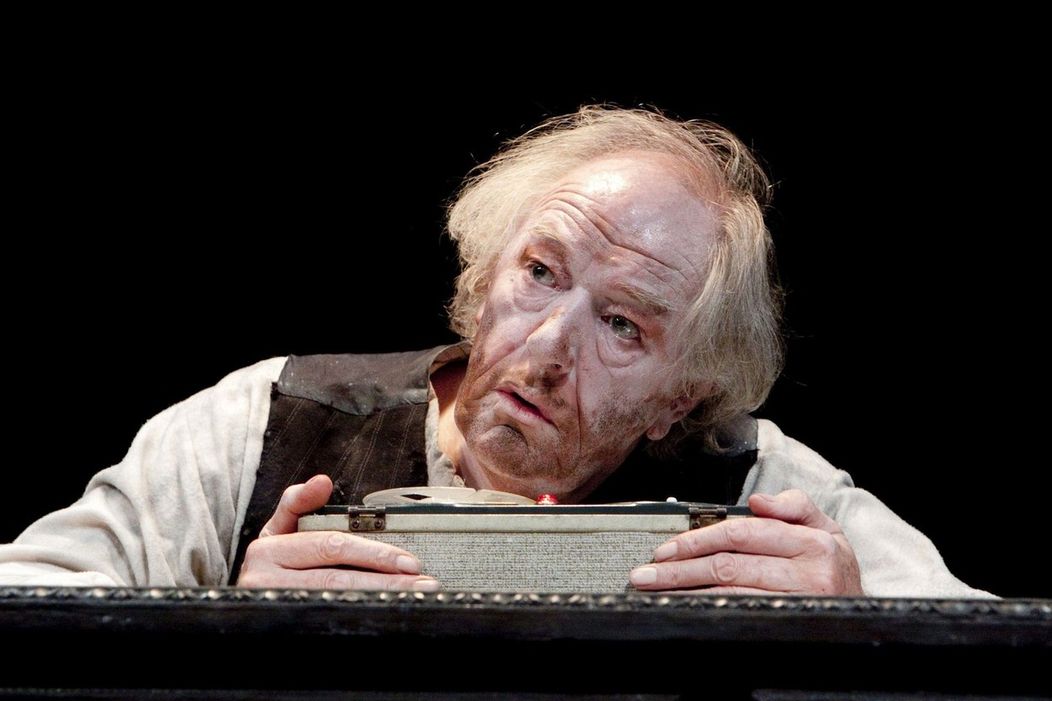 Michael Gambon v divadelnej hre Krapp od Samuela Becketta.