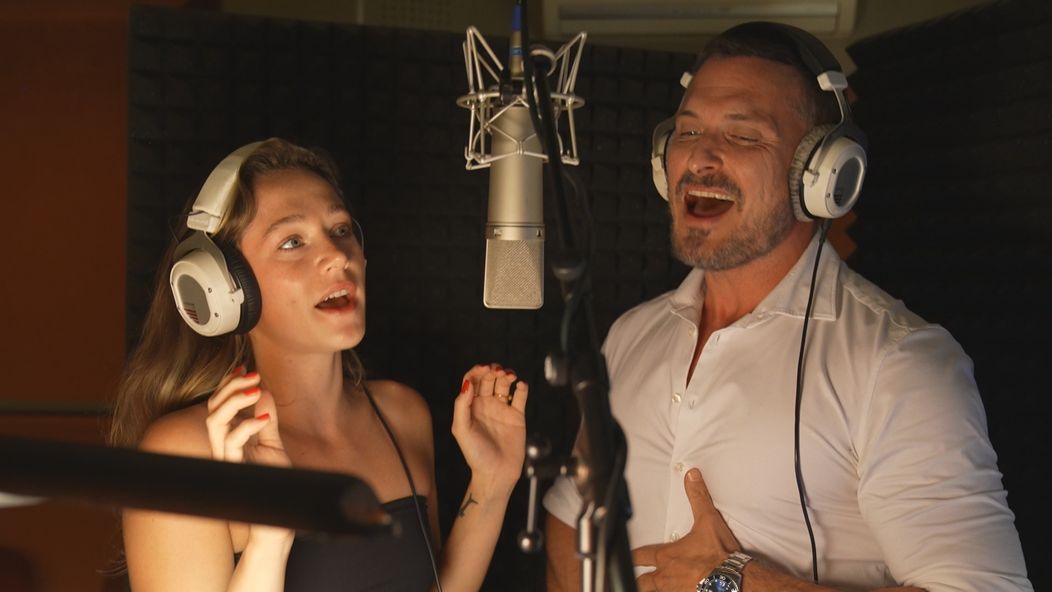 Emma Drobná a Ján Koleník počas nahrávania skladby k Druhej šanci.