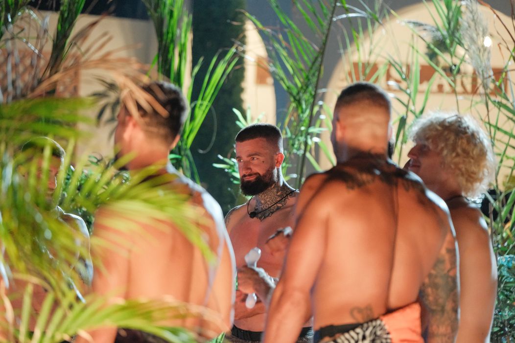 Párty a príchod troch nových bombshellov.