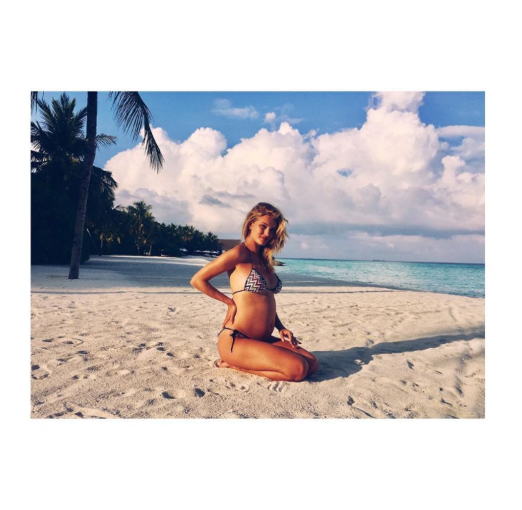 Rosie Huntington - Whiteley čochvíľa porodí hercovi Jasonovi Stathamovi prvého potomka.
