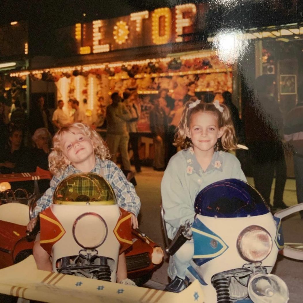 Riley na fotografii z detstva s bratom Benjaminom.