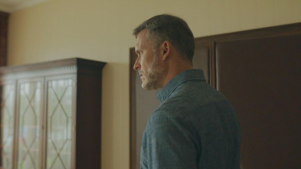 Andrej (Ján Koleník) si konečne potvrdí, že jeho spomienka na tmavovlasú ženu bola skutočná. Adelu (Lívia Bielovič) s ňou podviedol.