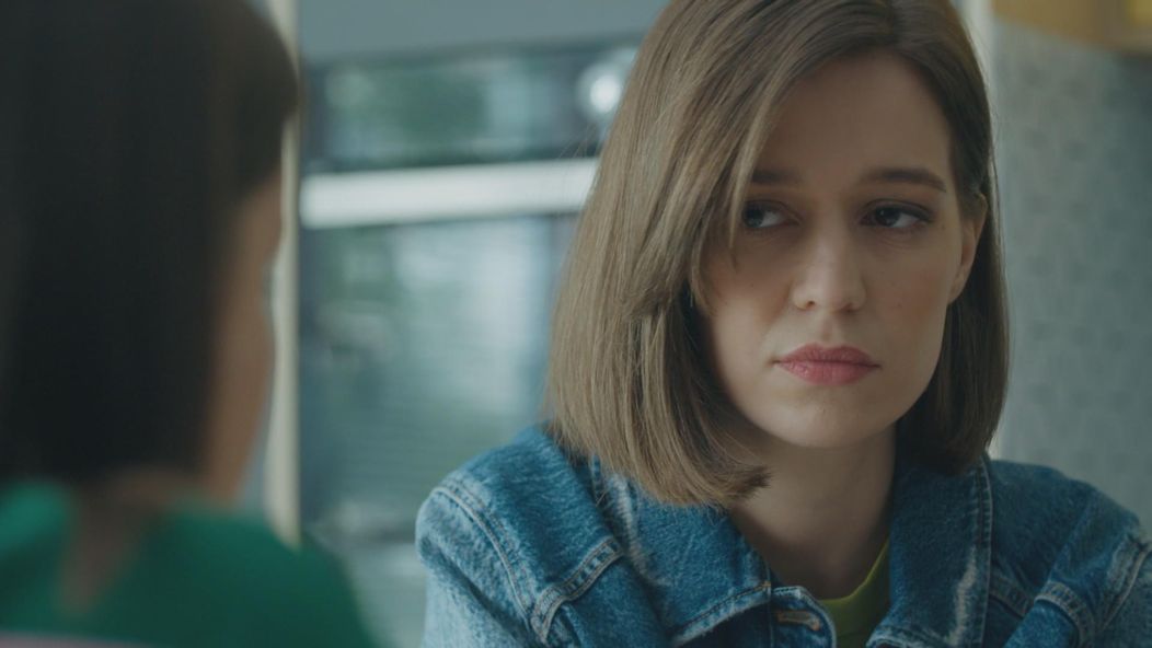 Martina (Adela Dukátová) pracuje ako sekundárka, no v nemocnici tají, že sfalšovala lekársky diplom.